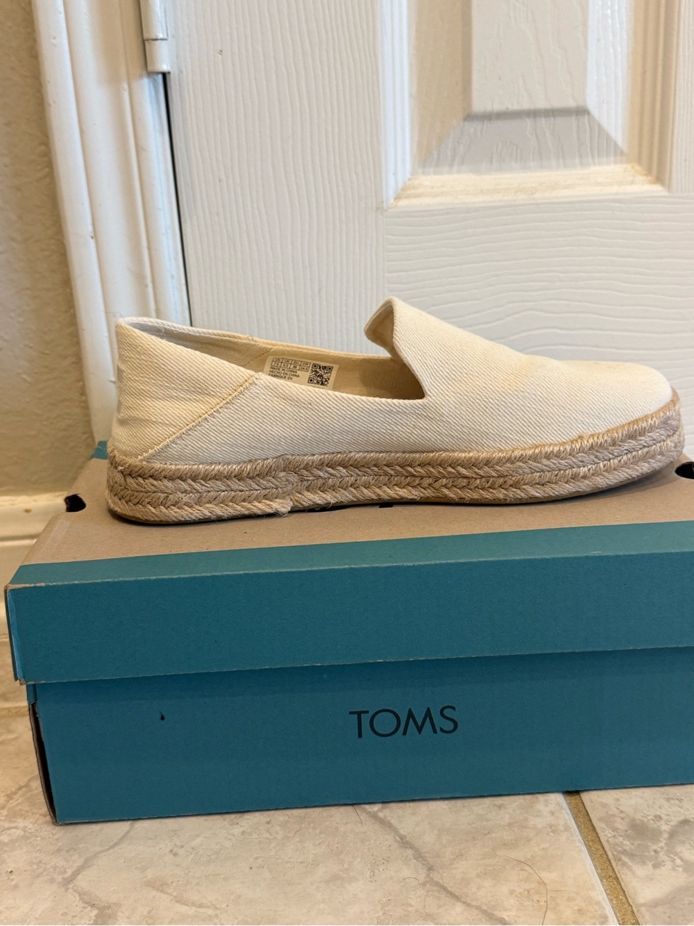 Toms Slip-On Espadrille in Cream Canvas. Only worn one time - Picture 2 of 4